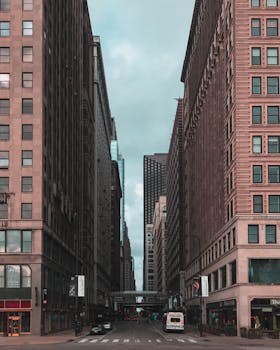 芝加哥市中心高耸的建筑与戏剧性的城市街道场景和道路