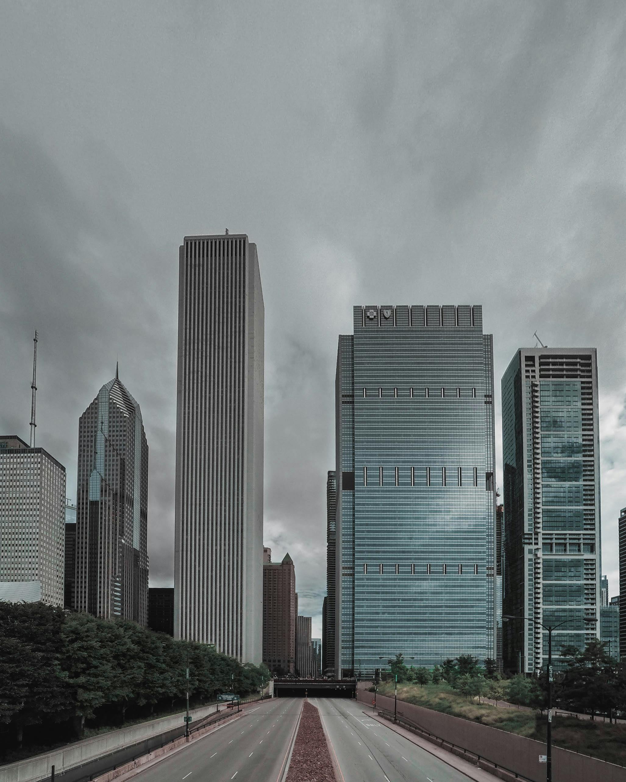 芝加哥市中心摩天大楼的戏剧性城市景观，映衬在多云的天空下