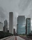 芝加哥市中心摩天大楼的戏剧性城市景观，映衬在多云的天空下