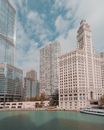 沿河的芝加哥标志性摩天大楼展现了城市建筑的壮丽景色