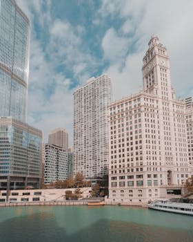 沿河的芝加哥标志性摩天大楼展现了城市建筑的壮丽景色