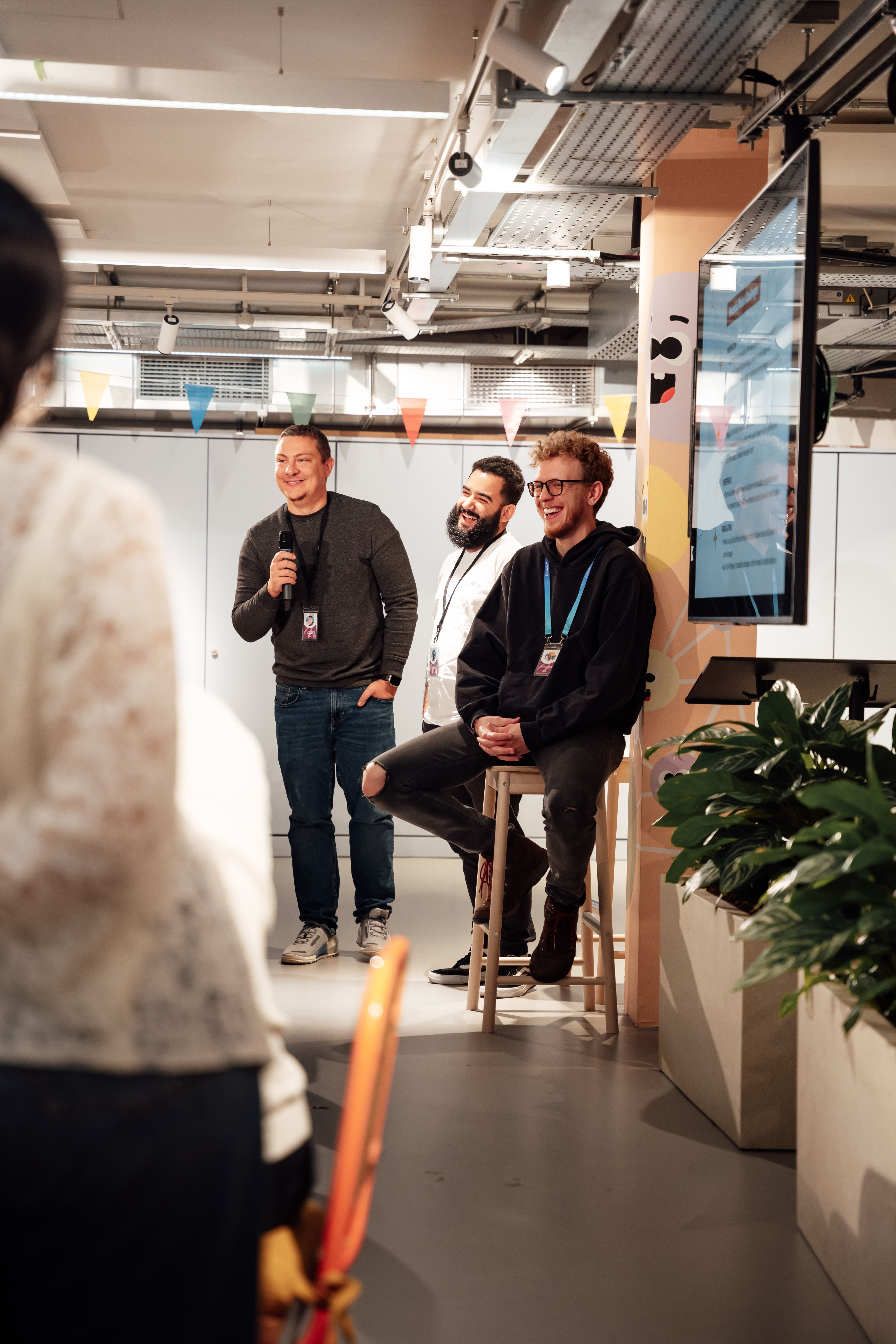 A relaxed seminar in London with engaged speakers and audience, fostering creativity and learning.