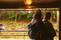 在风景秀丽的火车之旅中，夫妇相拥，被大自然的美丽所包围