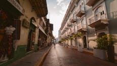 巴拿马城有一条风景如画的老街，日落时分，历史建筑与热闹的街景相映成趣