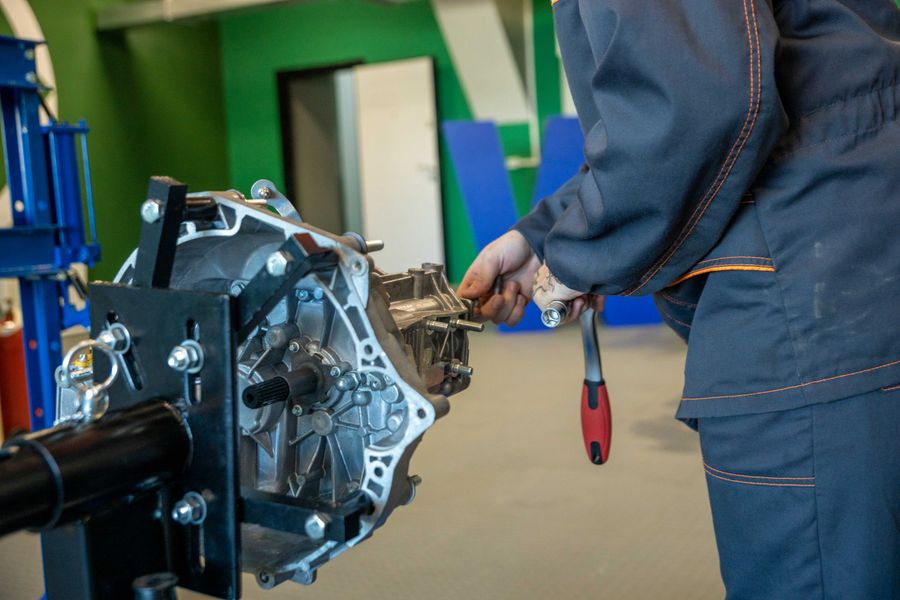 Mechaniker repariert Getriebe in der Werkstatt