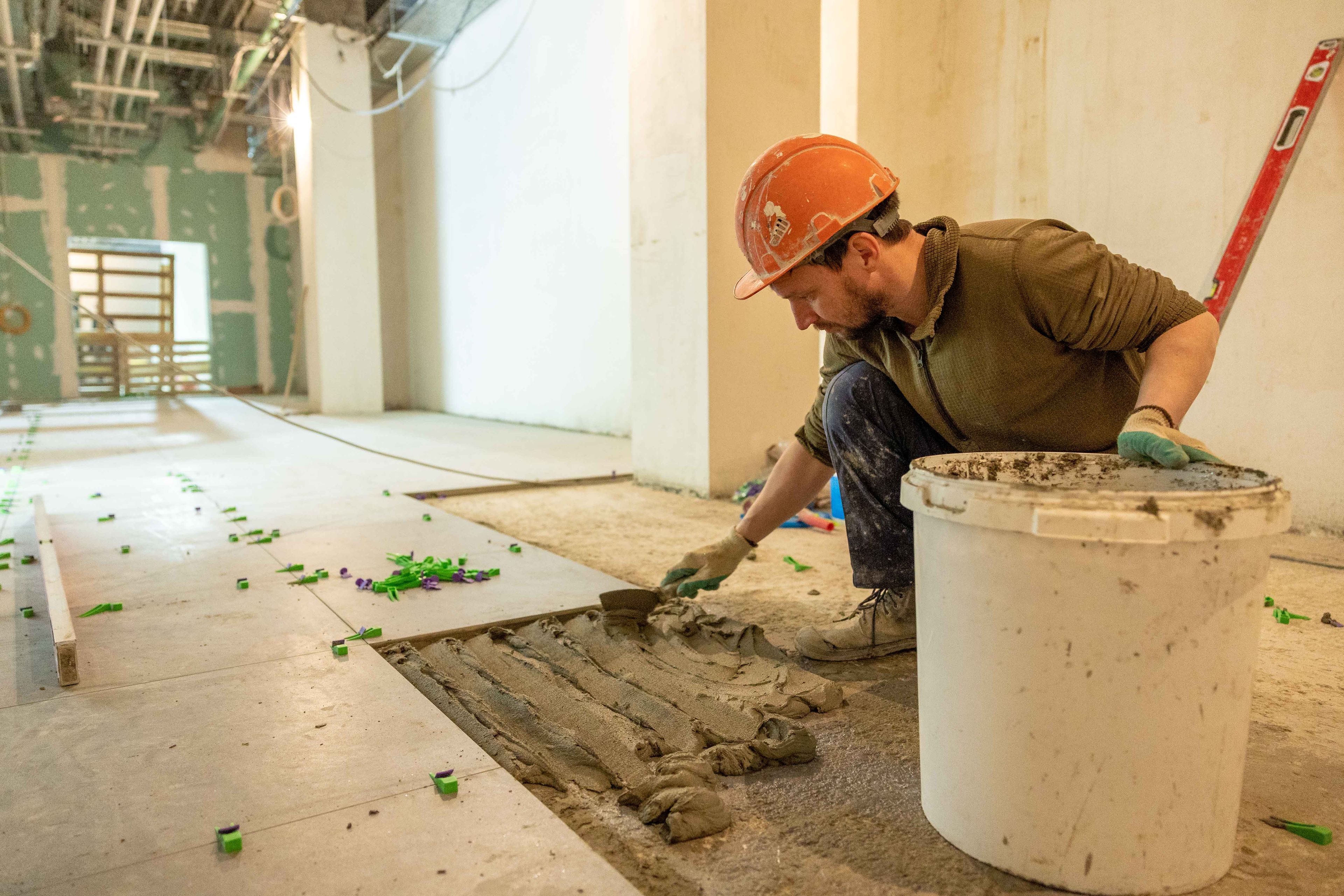Fliesenleger bei der Arbeit auf der Baustelle
