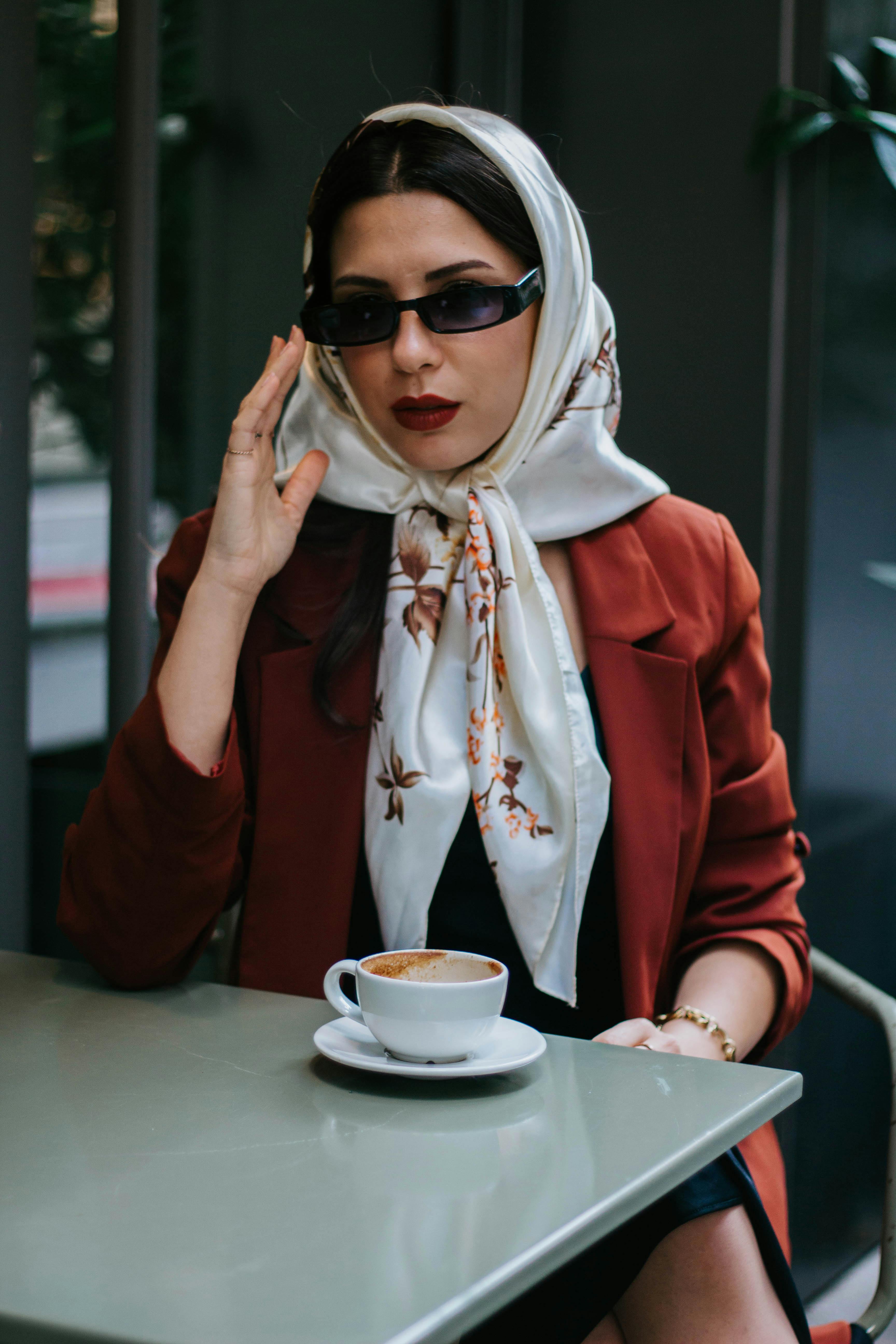 grátis Mulher elegante de óculos escuros e cachecol em mesa de centro em Istambul, Turquia. Foto profissional