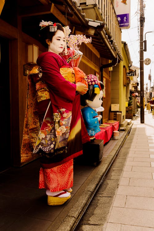 Sokakta Duran Kırmızı Kimono Giyen Kadın Fotoğrafı