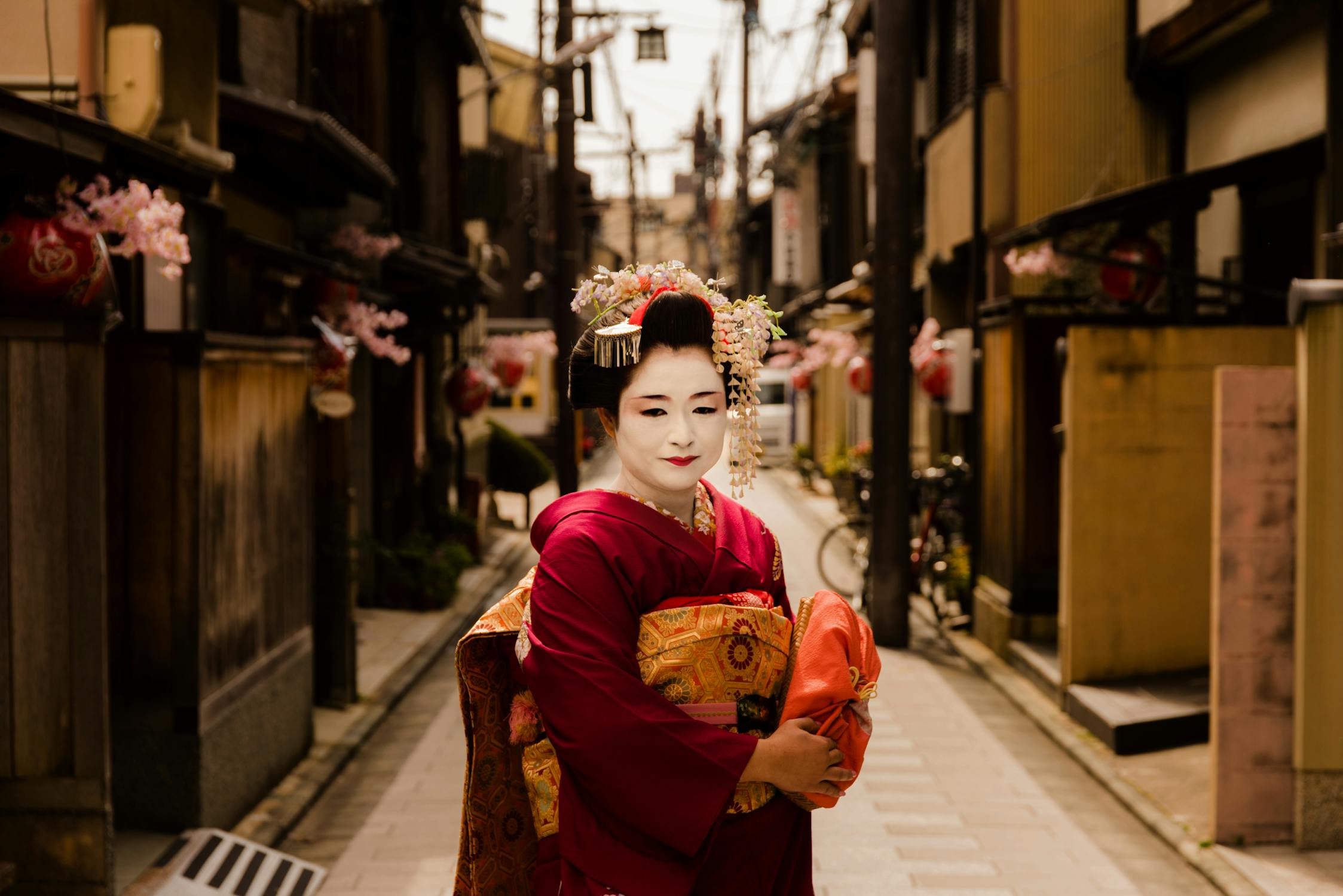 Una geisha tra le strade di Gion, Kyoto. Foto di Ivan Siarbolin da Pexels.