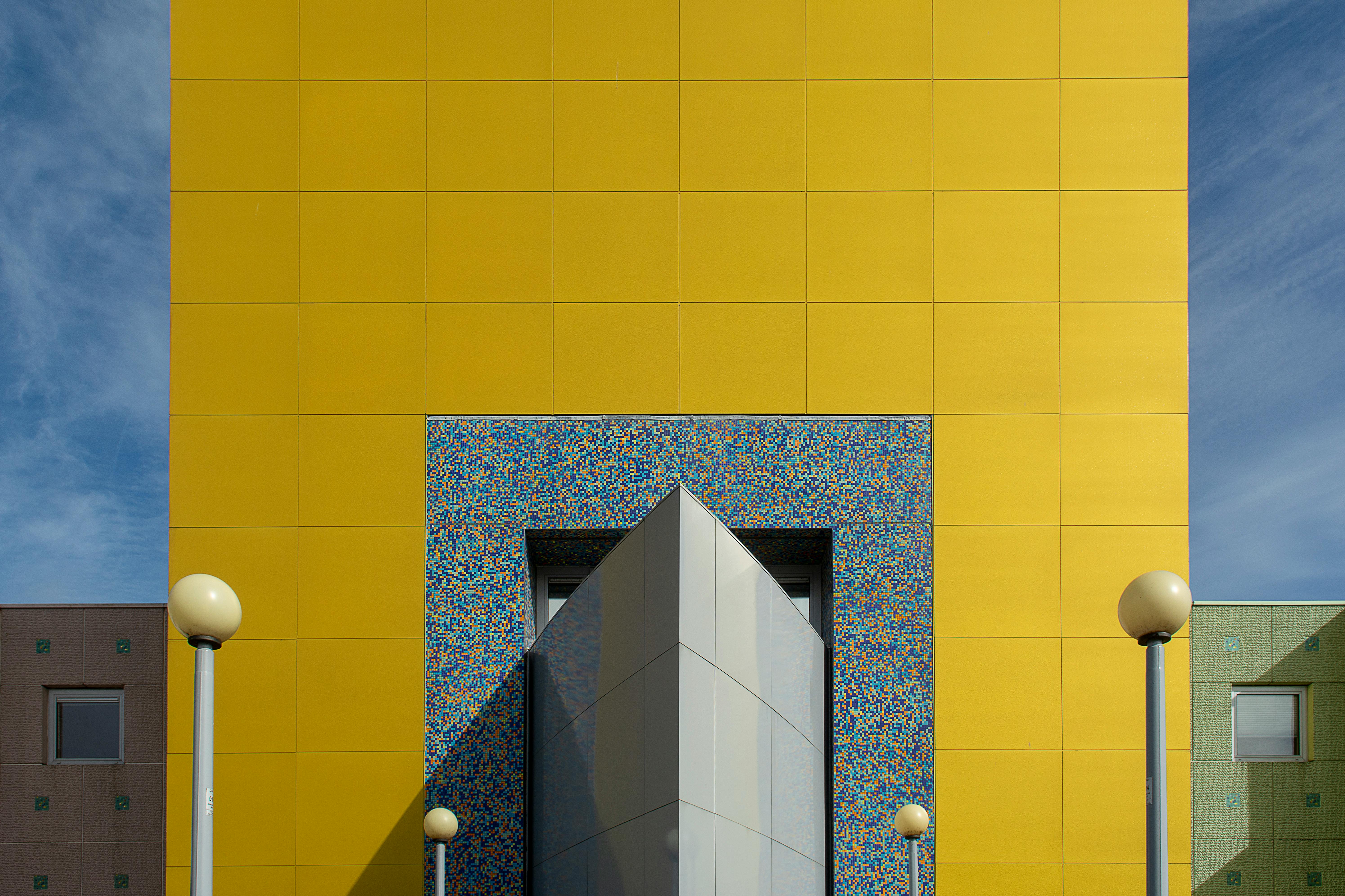 Gratis Desain arsitektur modern yang berani dan penuh warna di Groningen, Belanda. Foto Stok