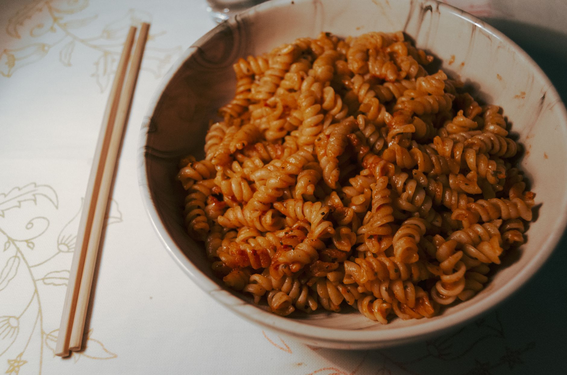 Bol de pâtes prêt rapidement pour un repas du soir