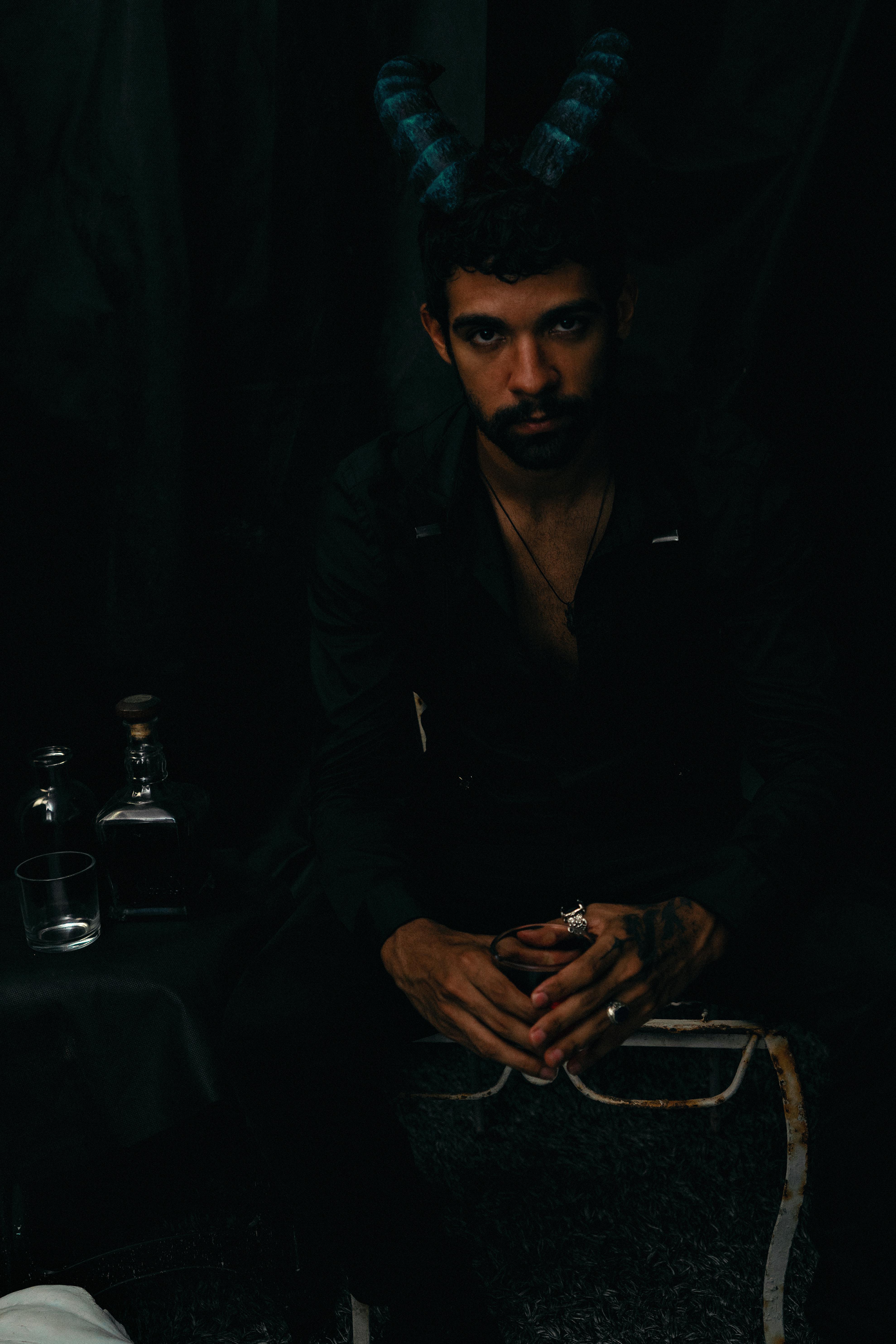 Gratuit Portrait sombre d'un homme portant des cornes, créant une atmosphère mystérieuse et maussade. Photos