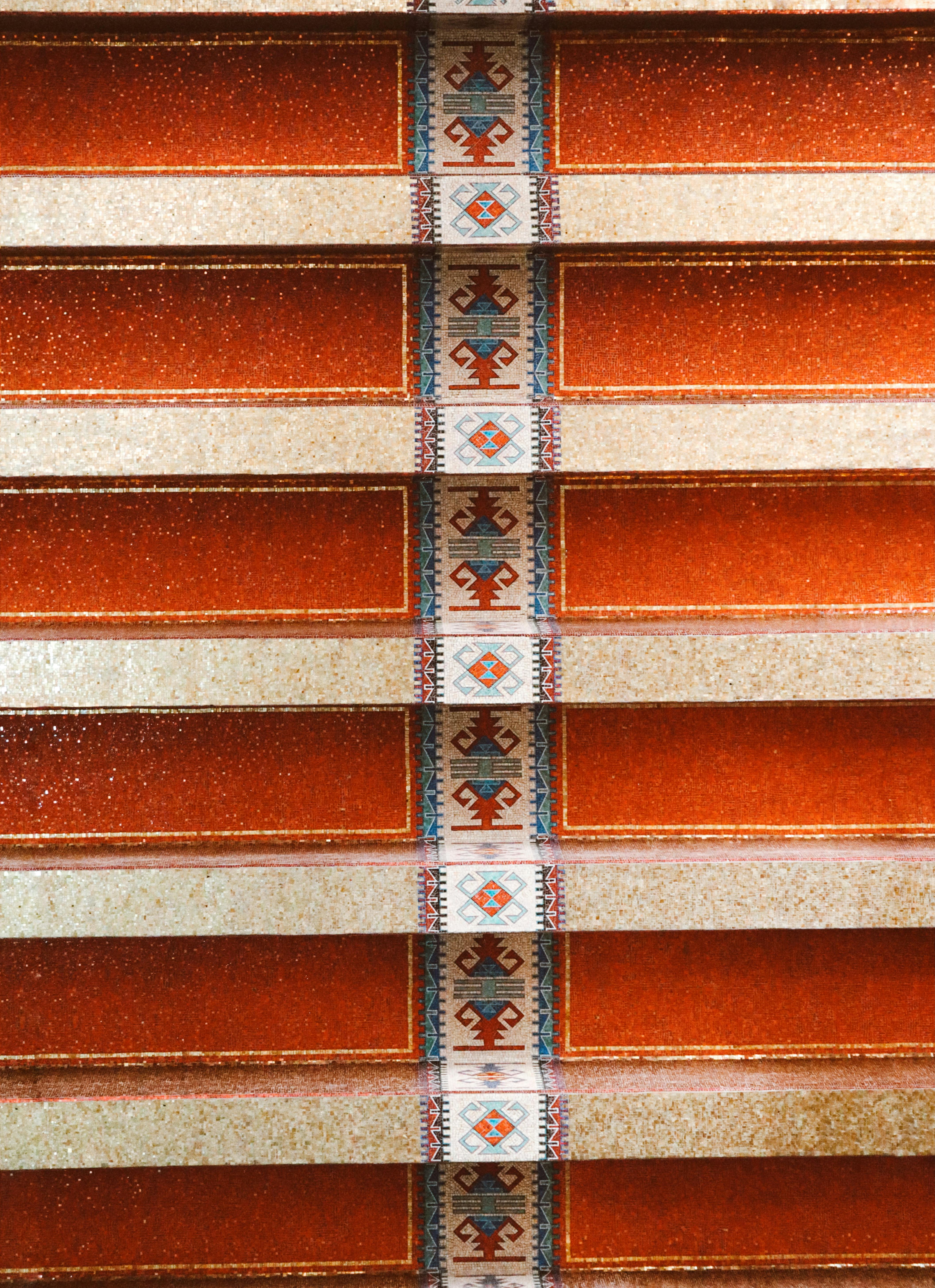 Δωρεάν Λεπτομερής άποψη μιας σκάλας με περίπλοκα παραδοσιακά μοτίβα και γήινους τόνους. Φωτογραφία από στοκ φωτογραφιών