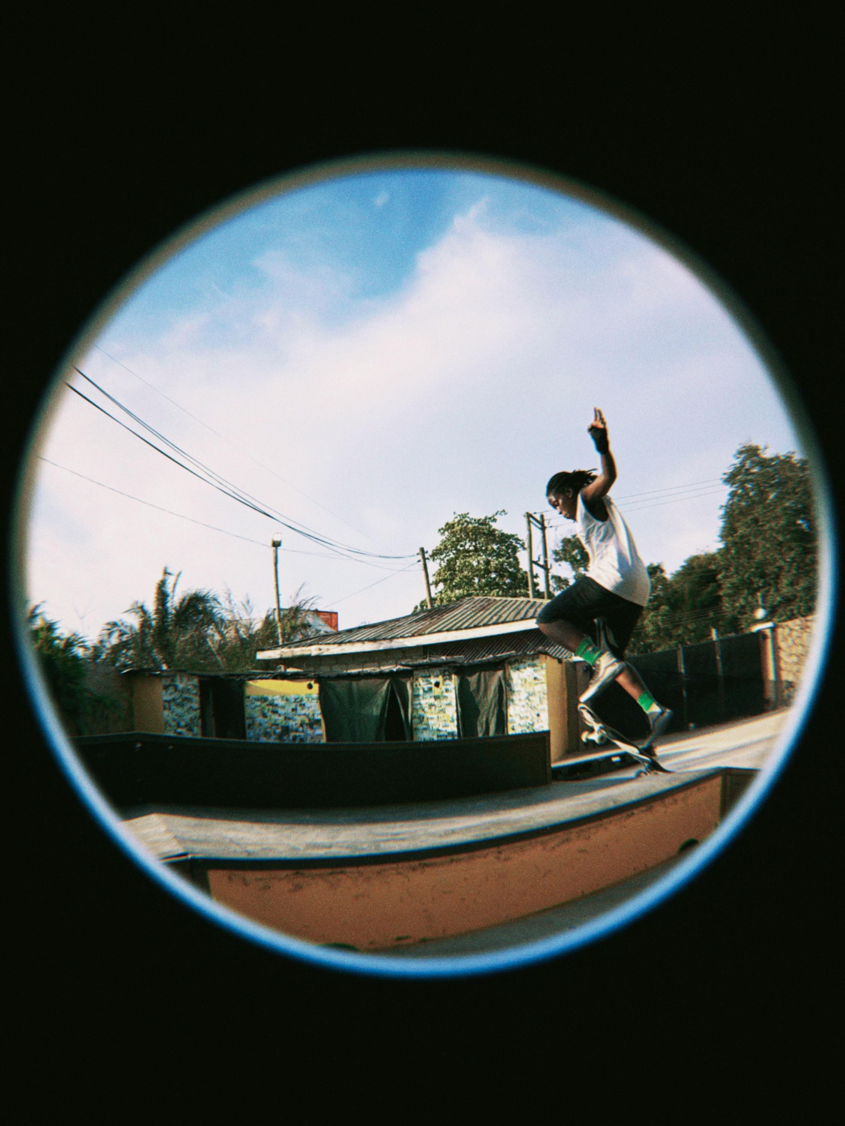 Gratuit Un skateur effectuant un trick en extérieur avec une vue à objectif fisheye. Photos