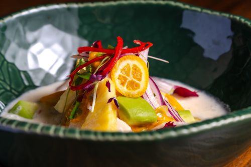 Free A colorful ceviche dish featuring tropical fruits and red peppers in a textured green bowl. Stock Photo