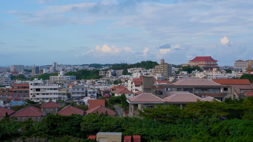 低い住宅が広がる沖縄の市街地