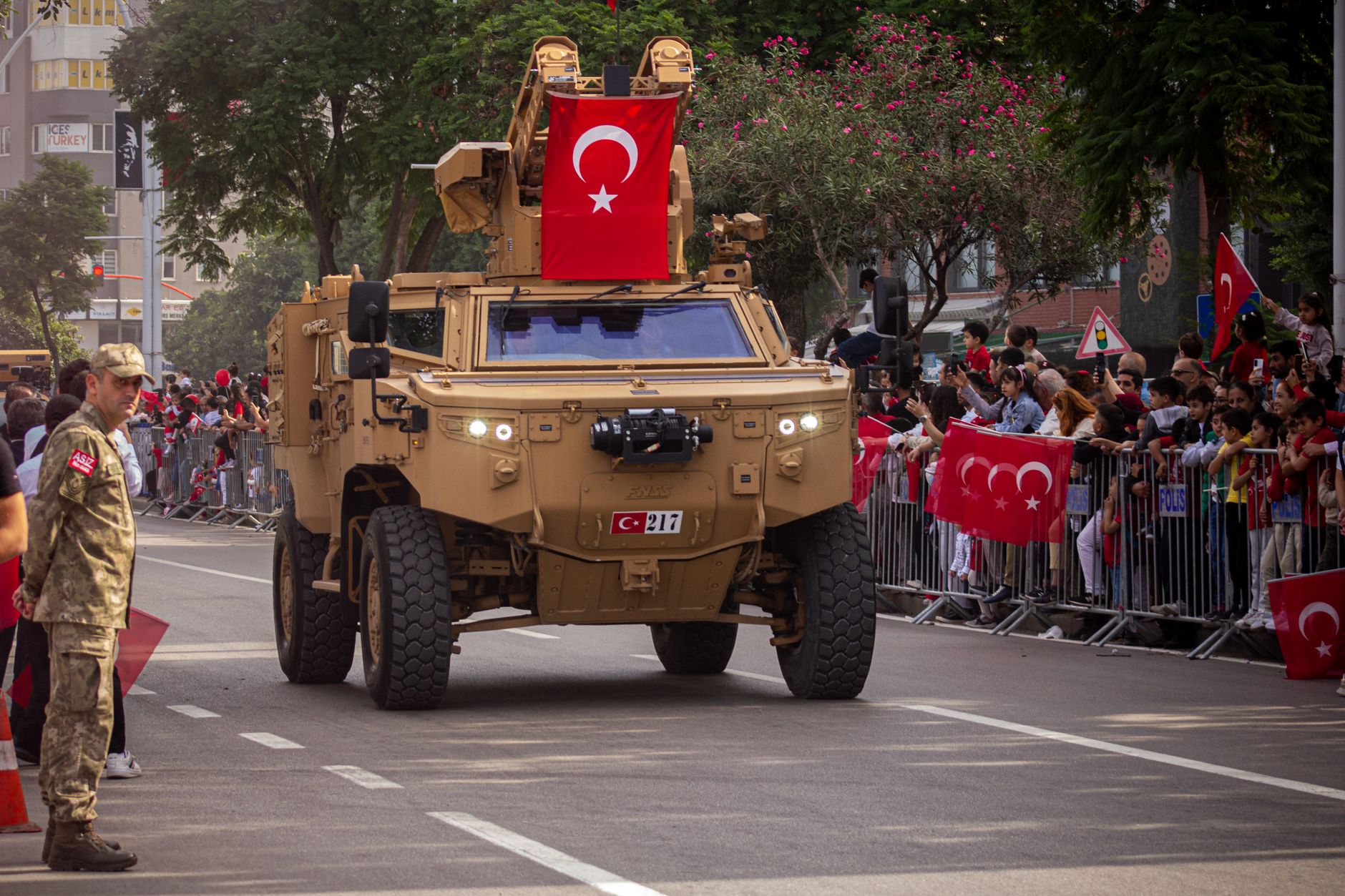 Tekerlekli zırhlı askeri araçlar geçit töreninde