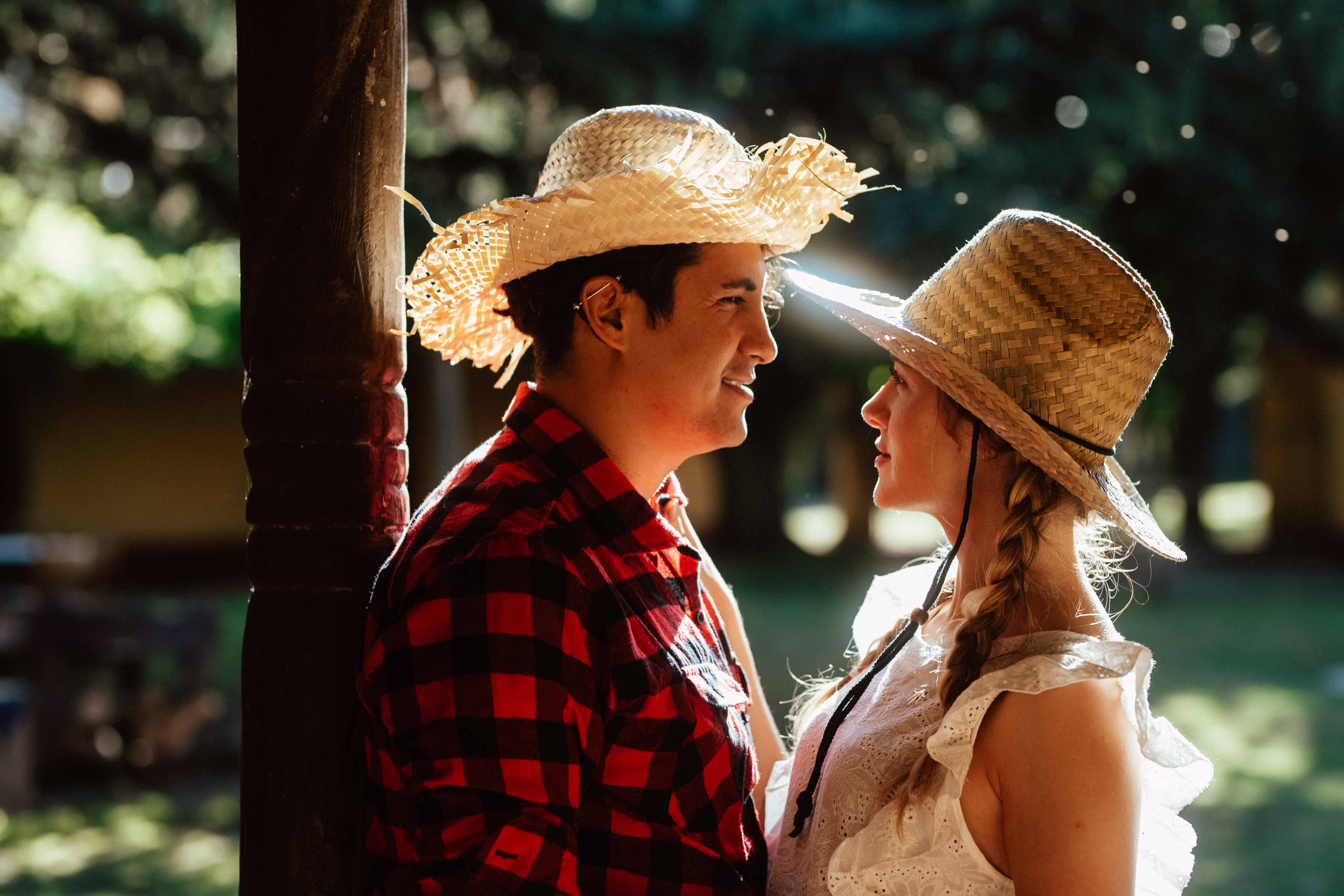 Romantic Couple in Sunlit Outdoor Setting · Free Stock Photo