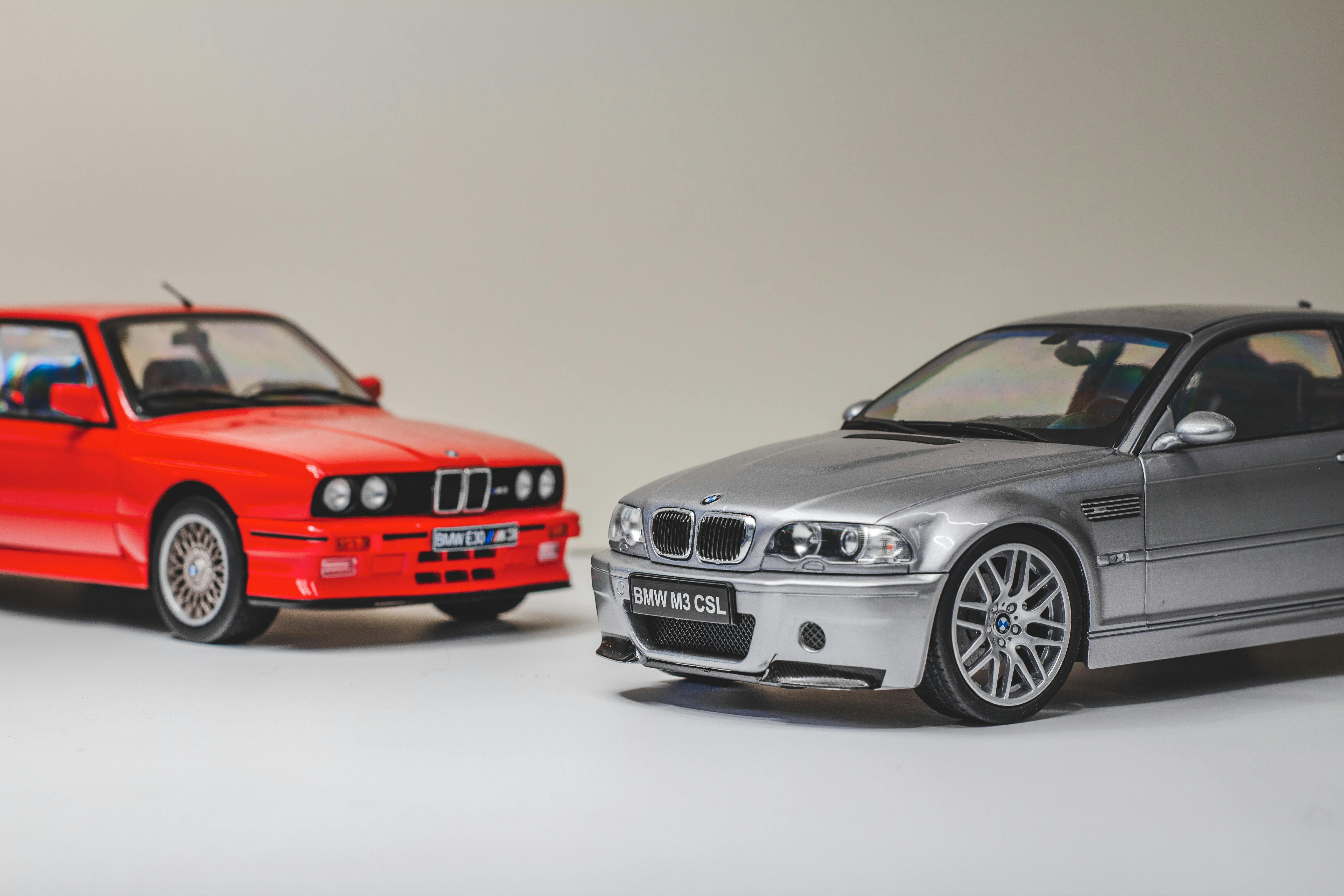 bezplatná Zářivé červené a stříbrné modely vozů BMW na neutrálním pozadí představující vintage automobilový styl. Základová fotografie