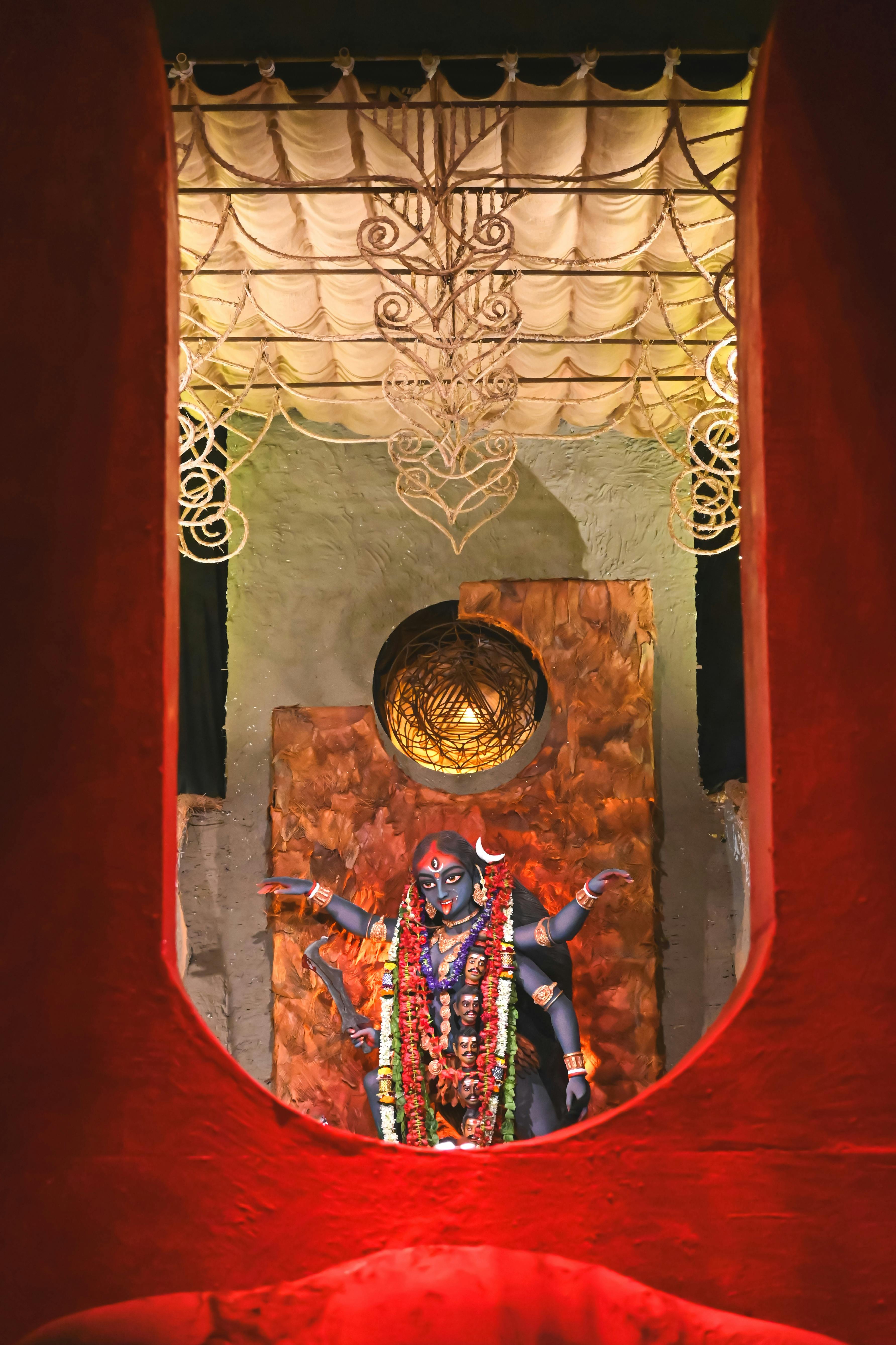 Kostenlos Farbenfrohe, mit Blumen geschmückte Kali-Statue bei einem Festival in Kalkutta, die das indische Kulturerbe präsentiert. Stock-Foto