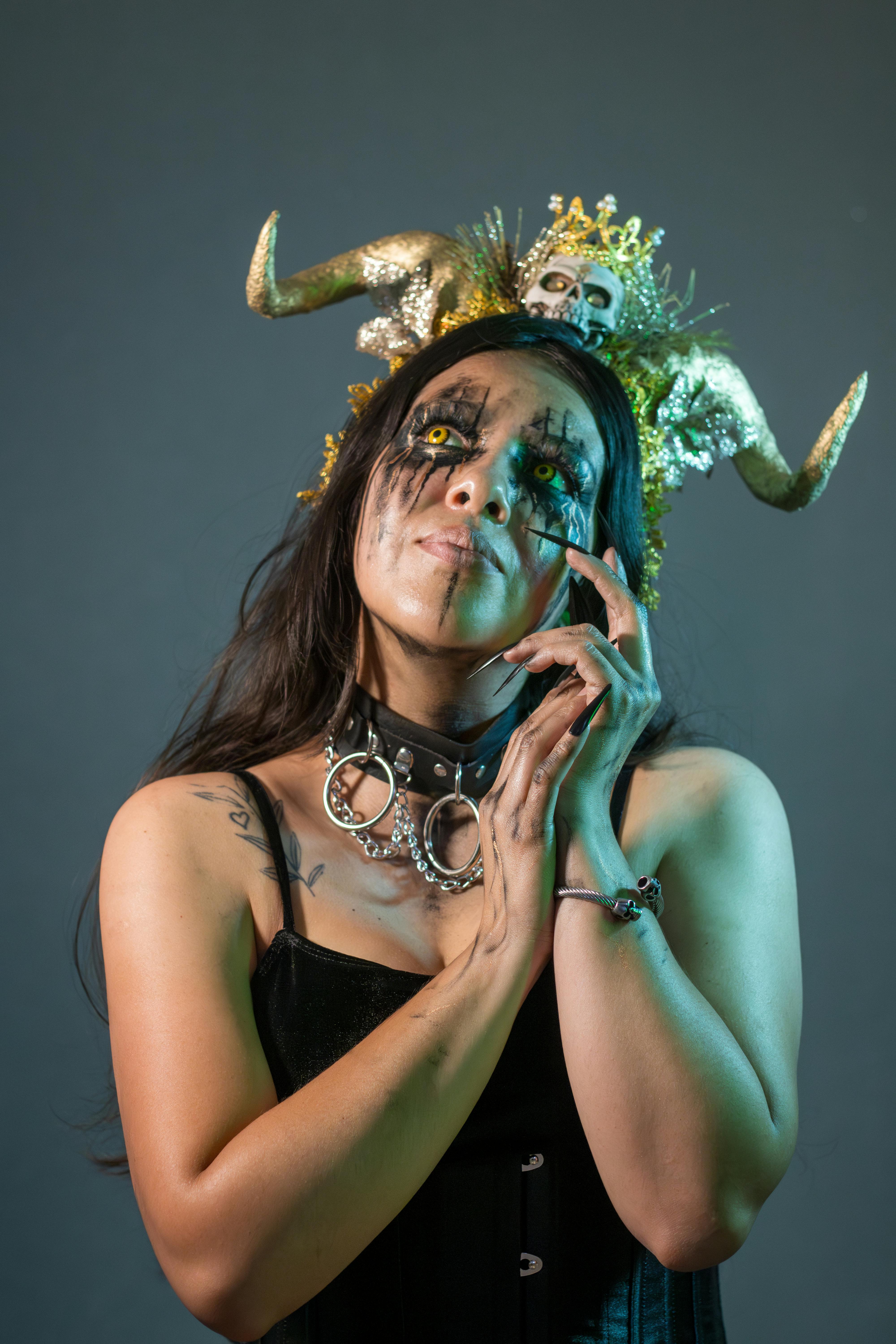 grátis Um retrato impressionante de uma mulher em traje gótico, com chapéus elaborados e maquiagem dramática. Foto profissional