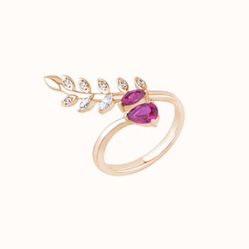 Showcase this exquisite gold ring featuring diamonds and rubies, ideal for fashion collections.