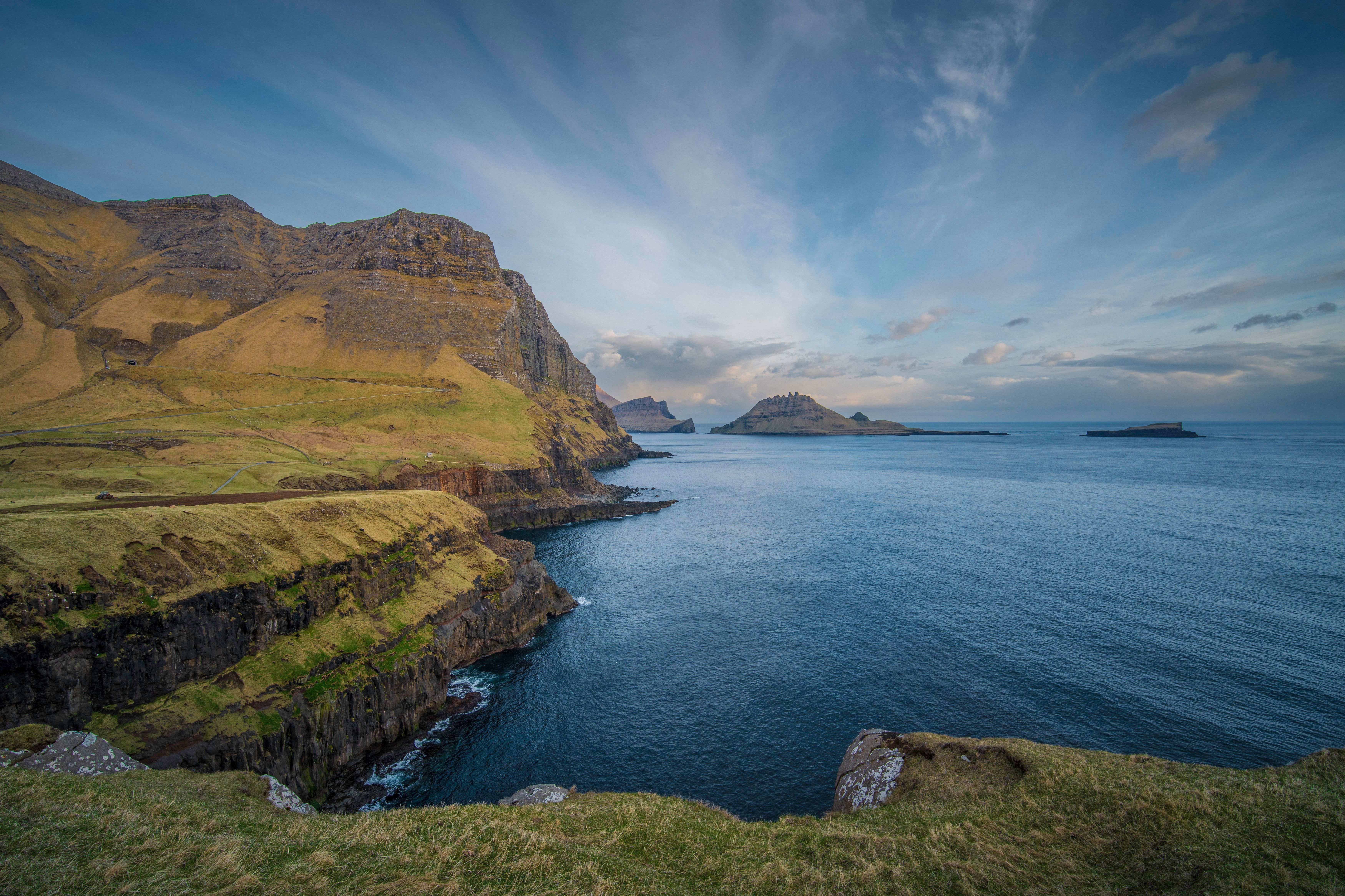 Breathtaking Mossy Cliffs Overlooking the Atlantic Ocean · Free Stock Photo