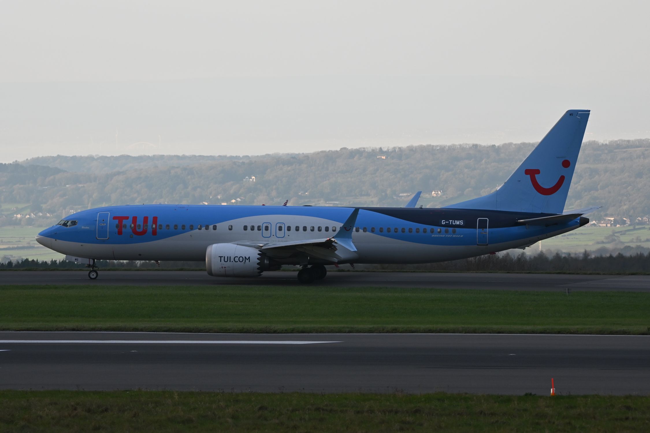 Final Tui TUI Aircraft on Runway at Scenic Airport · Free Stock Photo