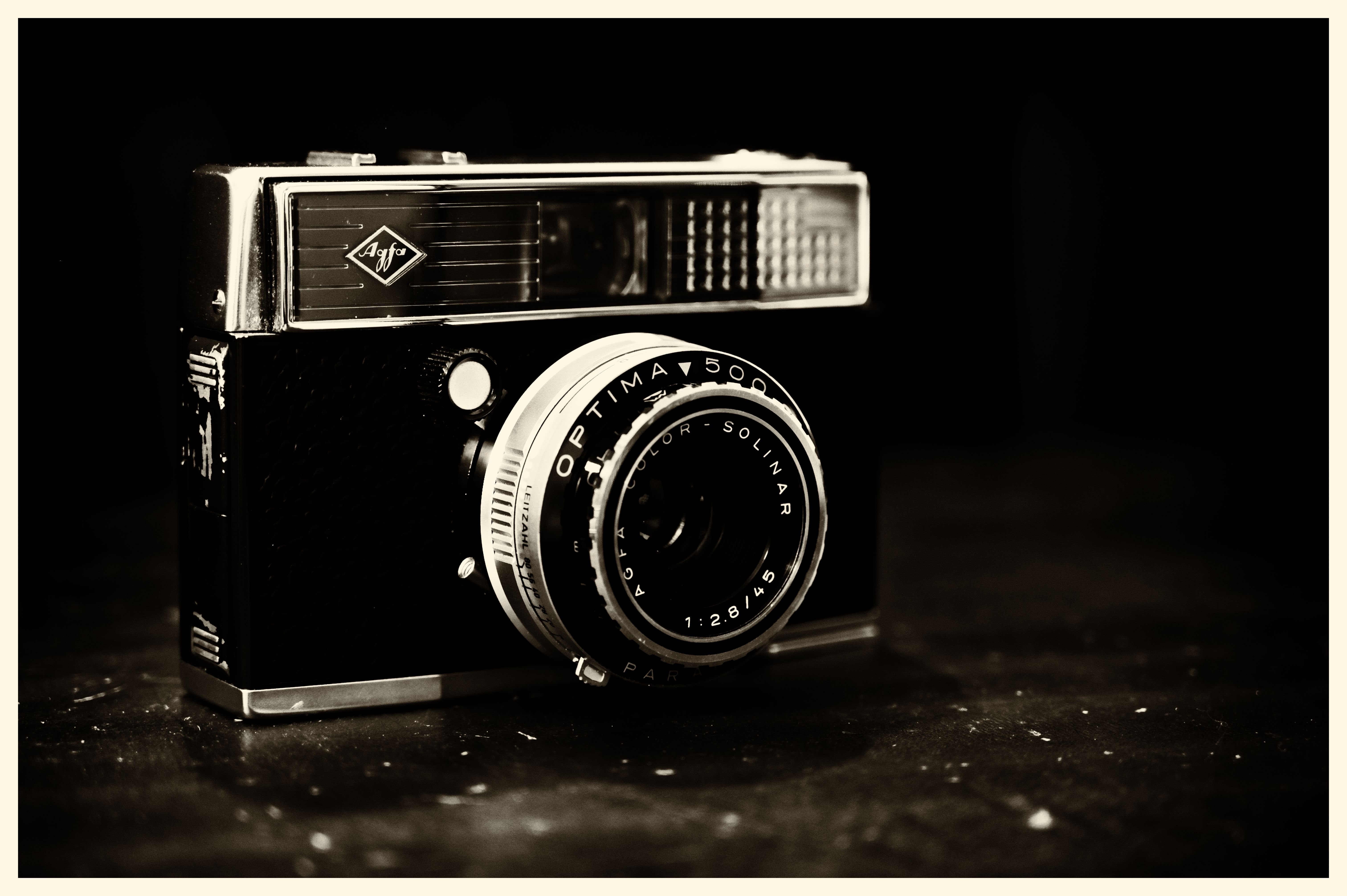 Nærbillede af et vintage Agfa Optima kamera med et klassisk objektiv. Perfekt til retro-inspirerede projekter.