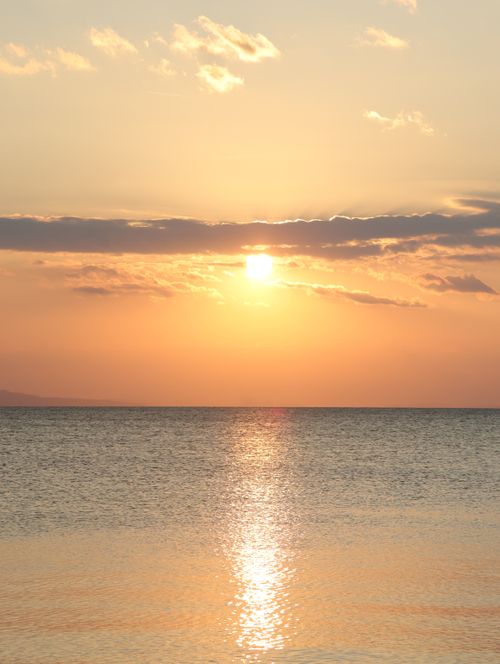 Free Peaceful sunset view over the calm sea in Erdek, Balıkesir, Türkiye, reflecting warm colors. Stock Photo