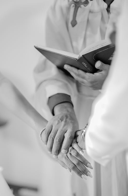 Sacerdote Sosteniendo A La Novia Y El Novio