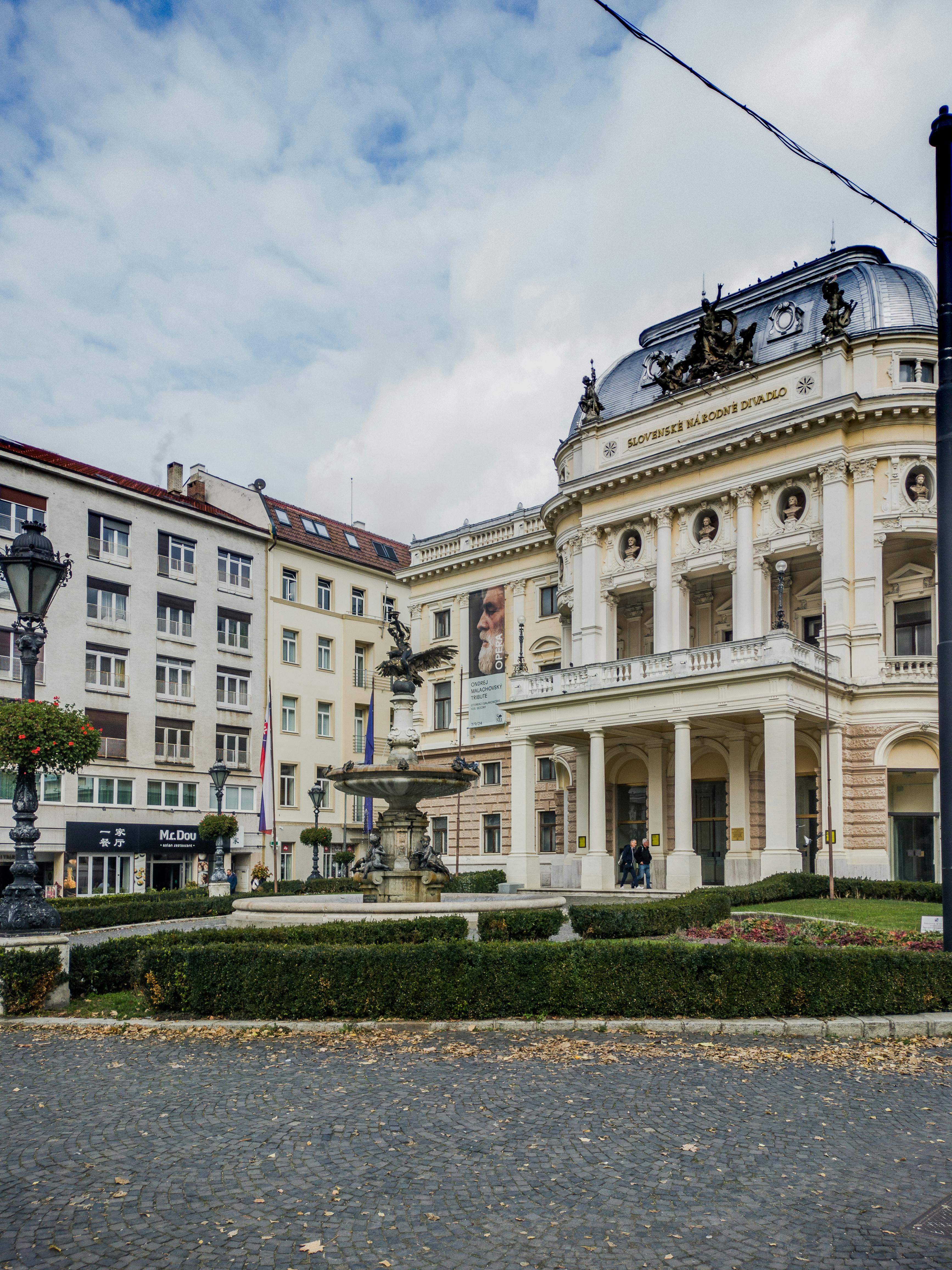 Ücretsiz Bratislava'nın hareketli şehir meydanındaki Slovak Ulusal Tiyatrosu'nun zarif cephesi. Stok Fotoğraflar