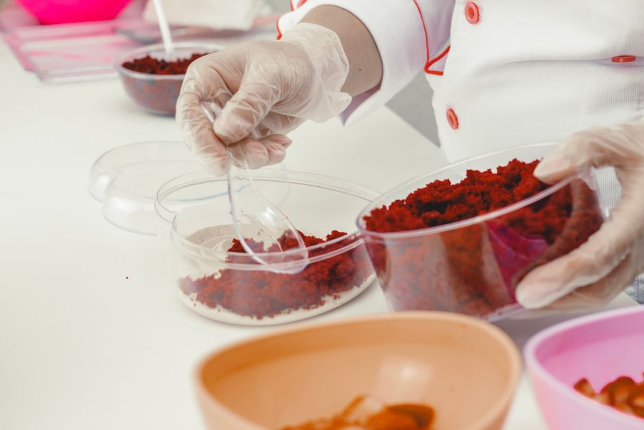 Koreai kimchi készítése házilag: az autentikus fermentált káposzta titkai – hands making kimchi paste red gloves
