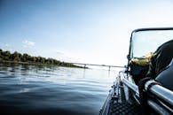 阳光明媚的日子里，从一艘俄罗斯的船上可以看到宁静的河景，远处有一座桥