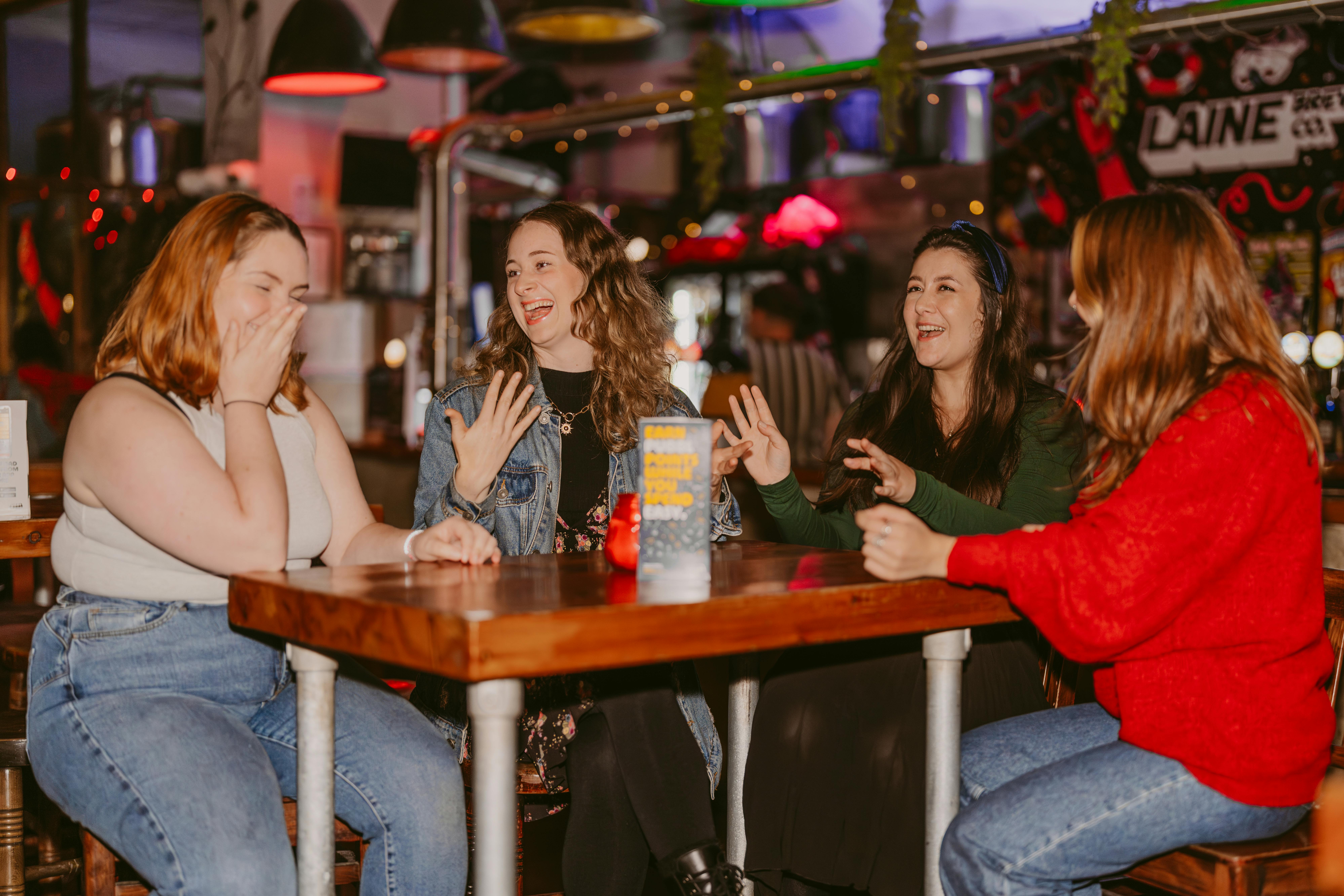 免費 İslamabad'daki hareketli bir kafede dört kadın keyifli bir sohbetin tadını çıkarıyor. 圖庫相片