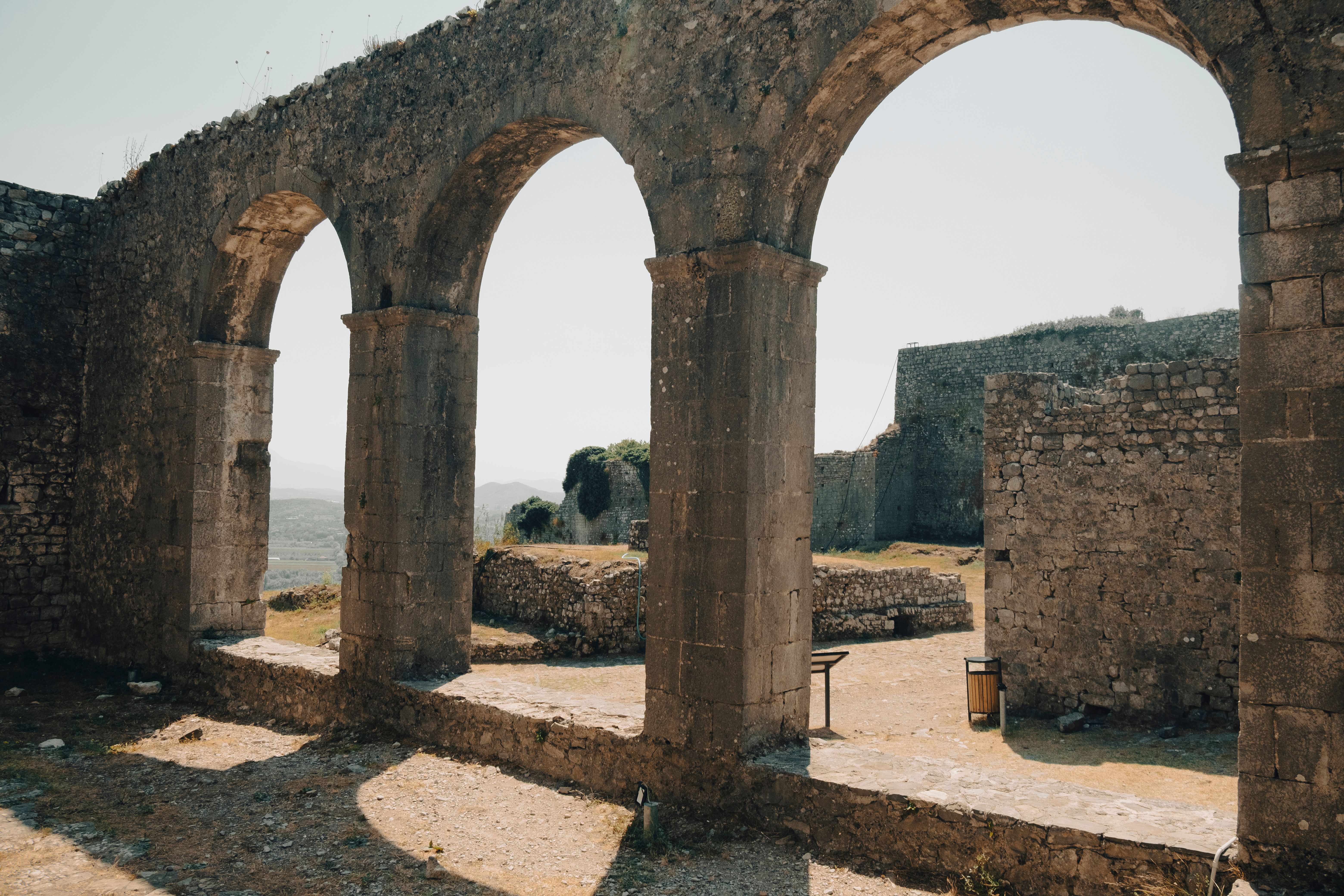 Rispettare il Patrimonio: Turismo Responsabile tra le Rovine Albanesi