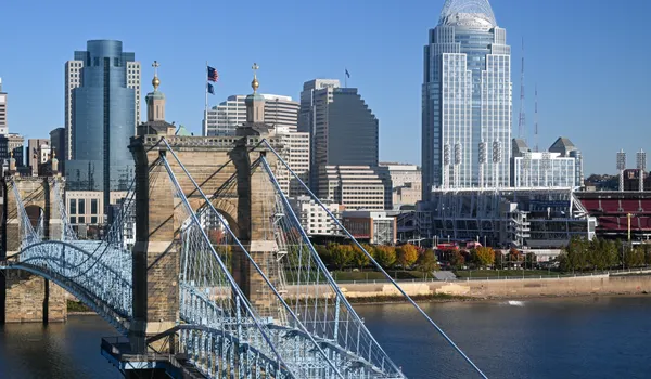 Cincinnati et le pont suspendu Roebling sur l'Ohio