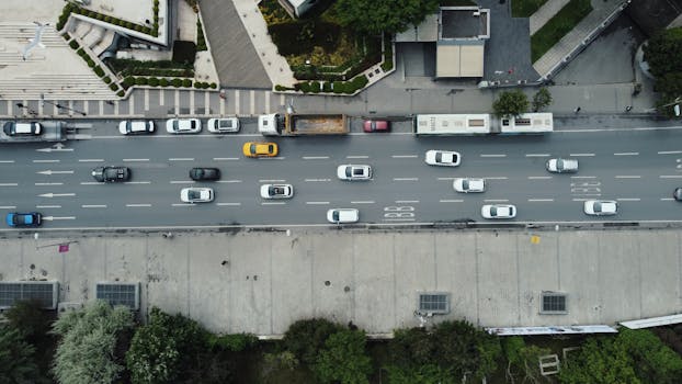 Aerial shot of cars and buses on a busy road in Istanbul, Türkiye.