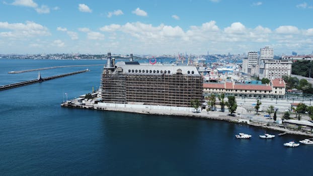 Scenic aerial shot of Haydarpaşa Terminal on a sunny day in İstanbul, Türkiye.