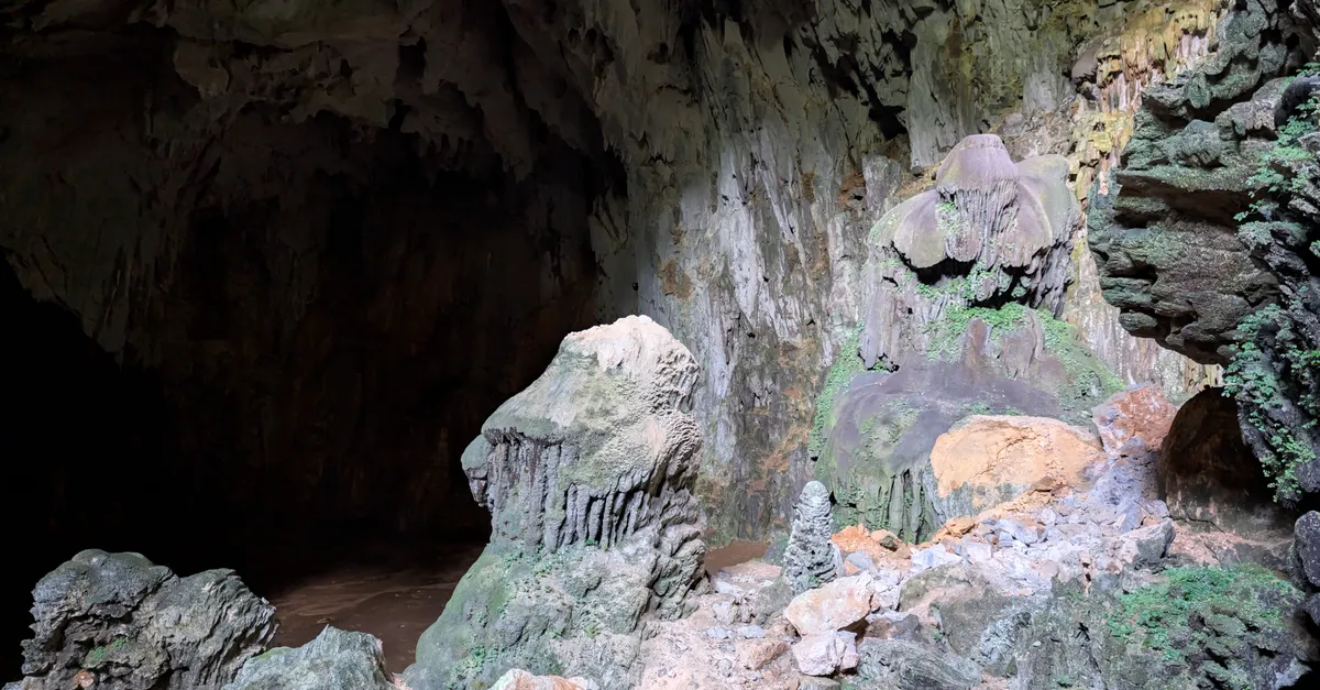 Les impressionnantes formations calcaires des grottes Fairy Cave et Wind Cave à Kuching, entourées de végétation tropicale