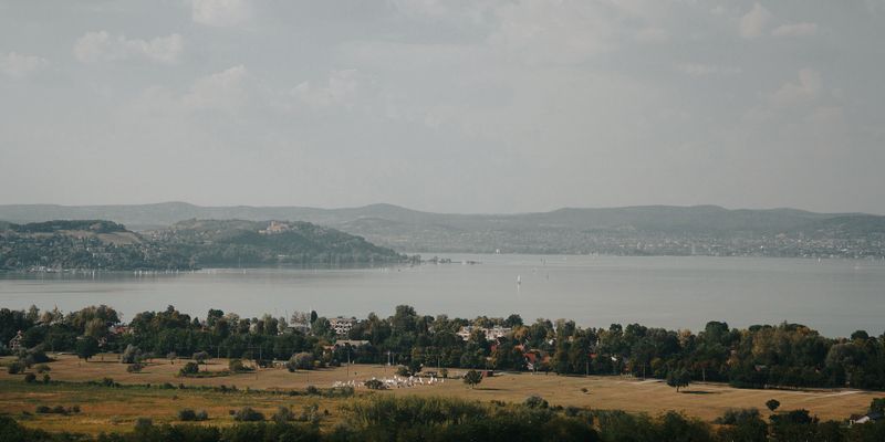 El lago Balaton y las colinas que lo rodean