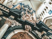 比利时布鲁日一座历史悠久的大教堂内，雕塑和管风琴的详细视图