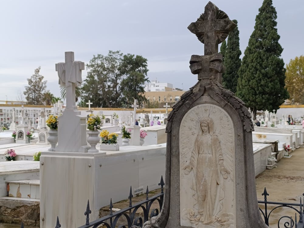 paseo por las calles del cementerio de El Puerto de Santa María en el día de todos los santos | fotografía 2
