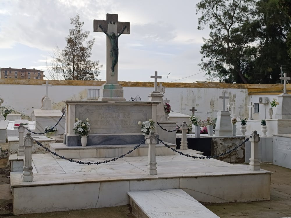 paseo por las calles del cementerio de El Puerto de Santa María en el día de todos los santos | fotografía 1
