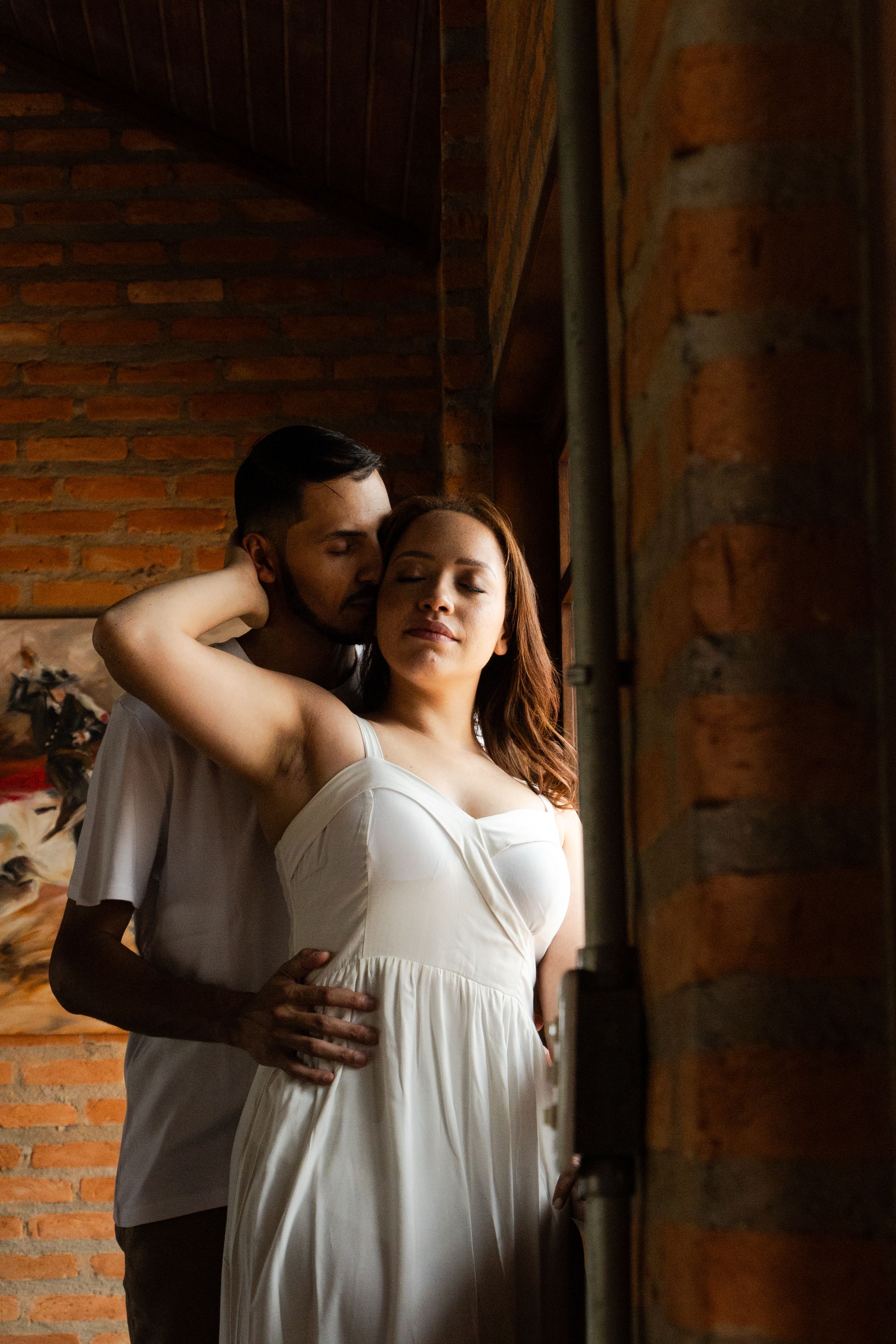 Fotomural Una pareja de enamorados se abraza en un acogedor loft de São Paulo, capturando un momento íntimo.