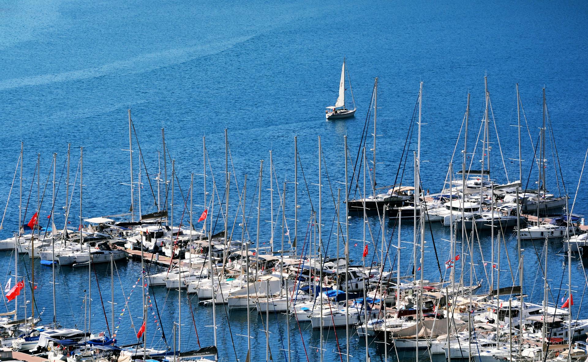 A vibrant marina in Antalya, Türkiye, featuring yachts and a tranquil blue sea.