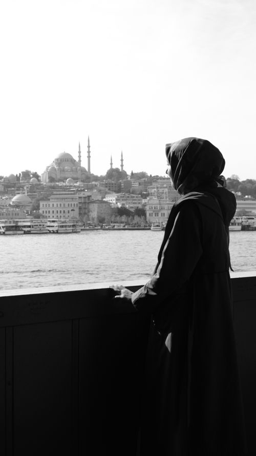 Free Black and white silhouette of a woman in Istanbul, framing iconic skyline. Stock Photo