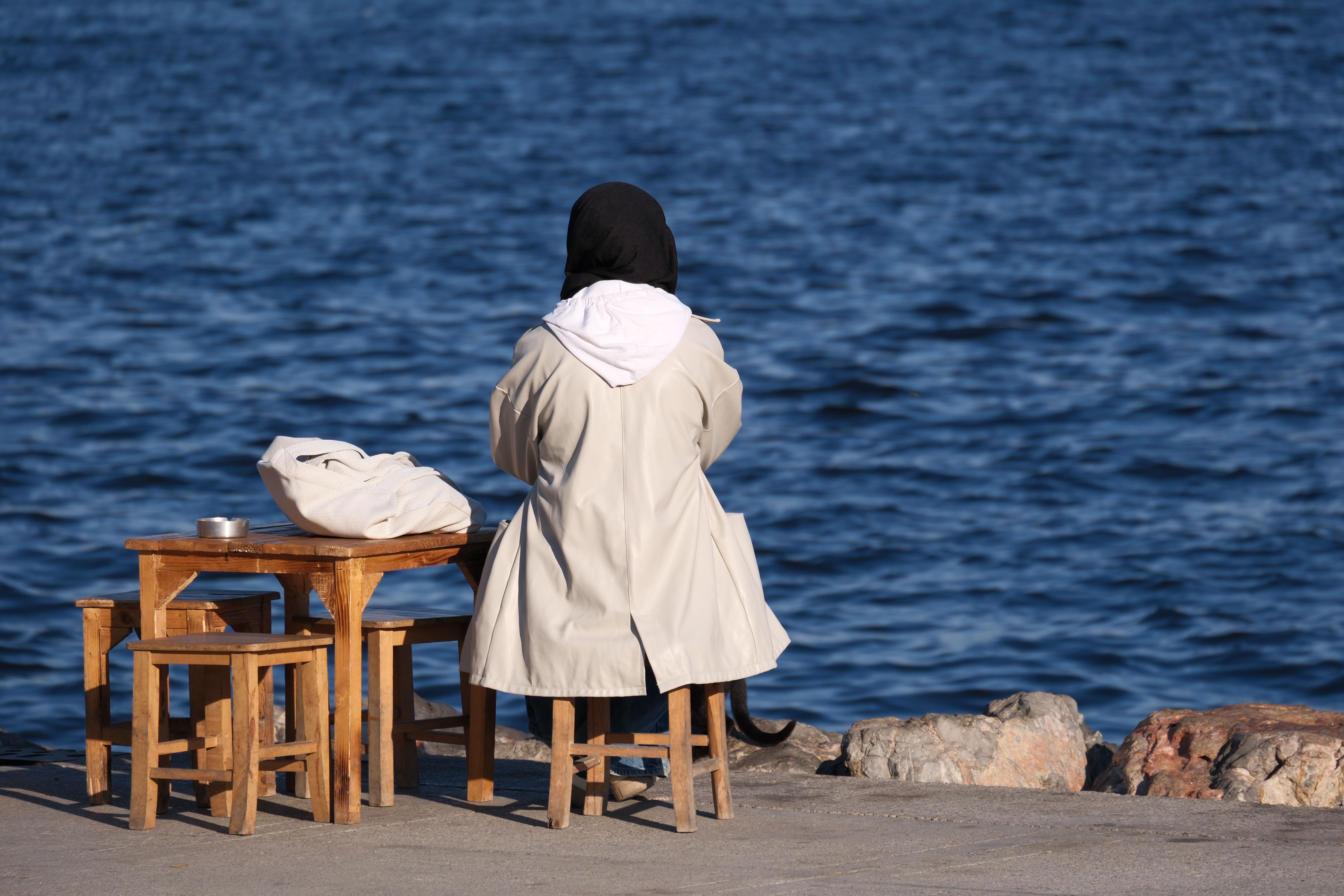 Γιατί ιδρώνουν έντονα οι μασχάλες μου ενώ τουρτουρίζω από το κρύο;