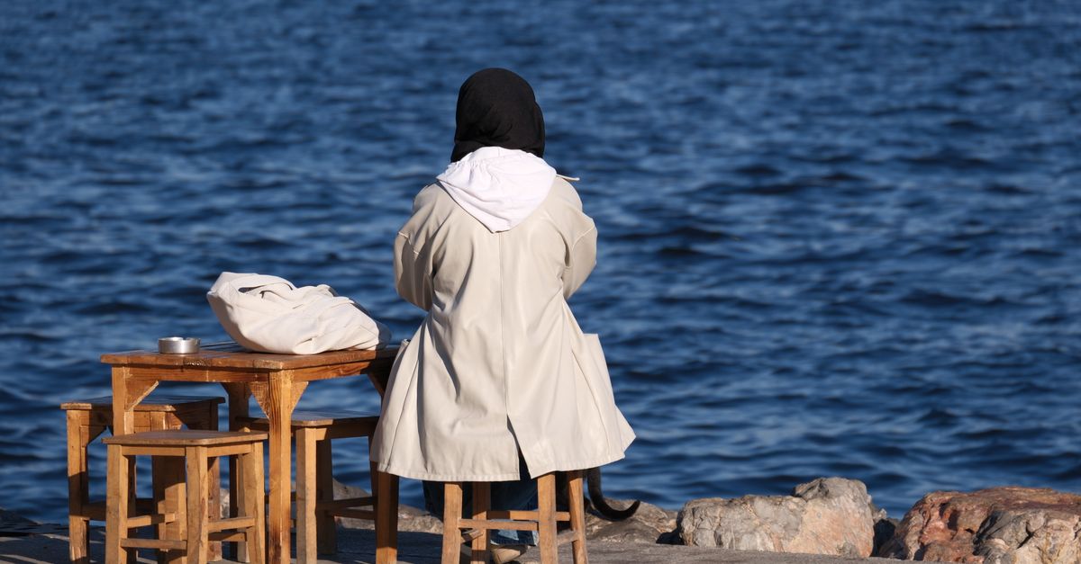 Γιατί ιδρώνουν έντονα οι μασχάλες μου ενώ τουρτουρίζω από το κρύο;