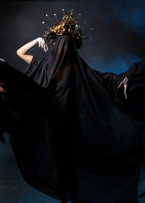 Free A shrouded figure in a black veil with a golden crown, creating a mystical atmosphere. Stock Photo